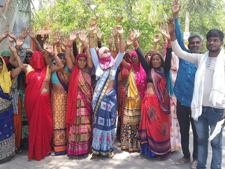 NREGA MET in Bharatpur demand bribe from Women Labors applying bindi kajal for work Rajasthan ANN Rajasthan: भरतपुर में नरेगा मेट ने महिला मजूदरों को सुनाय तुगलकी फरमान, कहा- 'बिंदी और काजल लगाओगी तभी...'