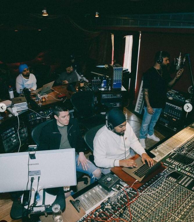 ਦਰਅਸਲ, ਕਰਨ ਨੇ ਆਪਣੇ ਸੋਸ਼ਲ ਮੀਡੀਆ ਹੈਂਡਲ ਉੱਪਰ ਕੁਝ ਤਸਵੀਰਾਂ ਸ਼ੇਅਰ ਕੀਤੀਆਂ ਹਨ। ਇਨ੍ਹਾਂ ਤਸਵੀਰਾਂ ਨੂੰ ਸ਼ਾਨਦਾਰ ਕੈਪਸ਼ਨ ਦਿੰਦੇ ਹੋਏ ਕਰਨ ਨੇ ਲਿਖਿਆ,  'ਮੇਰਾ ਰੱਬ ਮੇਰੇ ਨਾਲ ਓੁਂਦਾਂ ਦੇਖਣੇ ਨੂੰ ਕੱਲਾਂ'...