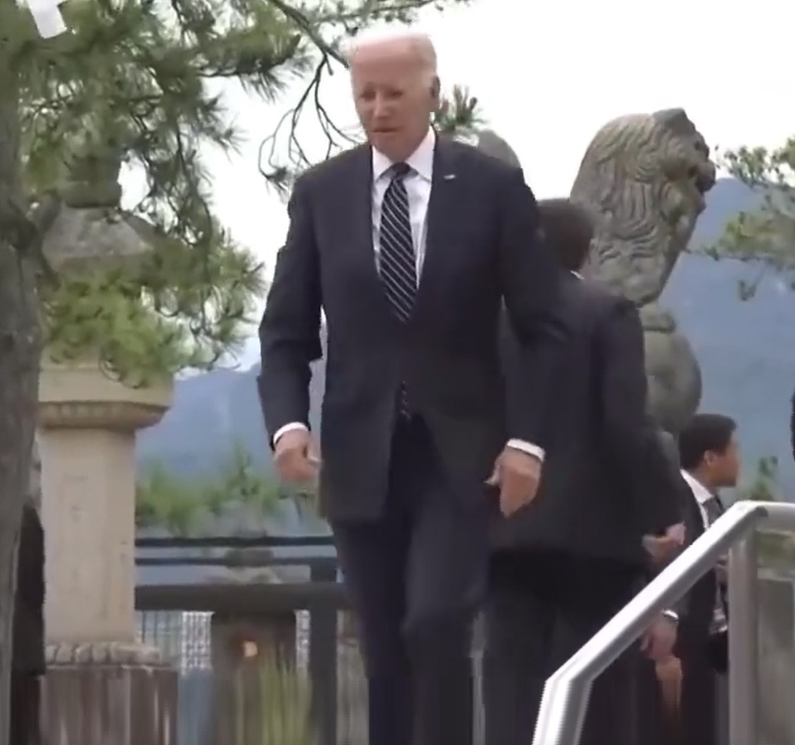 Joe Biden: G7 समिट में सीढ़ियों से गिरते-गिरते बचे अमेरिकी राष्‍ट्रपति बाइडेन, लड़खड़ाने पर ऐसे खुद को संभाला देखिए