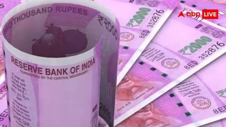 রিজার্ভ ব্য়াঙ্ক অফ ইন্ডিয়া বা RBI জানিয়েছে, ২৩ মে থেকে শুরু করে ৩০ সেপ্টেম্বর পর্যন্ত ব্য়াঙ্কে ২ হাজার টাকার নোট জমা দেওয়া যাবে। যে কোনও ব্যাঙ্ক থেকে সর্বাধিক ২০ হাজার টাকার ২ হাজারের নোট অর্থাৎ সর্বাধিক ১০টি নোট বদলে অন্য টাকার নোট পাওয়া যাবে। কিন্তু কেউ নিজের অ্যাকাউন্টে যতখুশি ২ হাজার টাকার নোট জমা দিতে পারবেন।