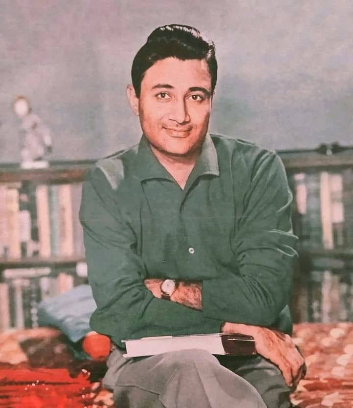 एक्टर अपनी लाइफ में ऐसा दौर भी देखा था जब पैसा ना होने के चलते वो रेलवे स्टेशन पर रातें गुजारते थे. फिर देव आनंद गुजारे के लिए पैसे कमाने के बारे में सोचा और उन्होंने मिलिट्री सेंसर ऑफिस में लिपिक की नौकरी की. जहां देव का काम सैनिकों की चिट्ठियों को उनके परिवार को पढ़कर सुनाना होता था.