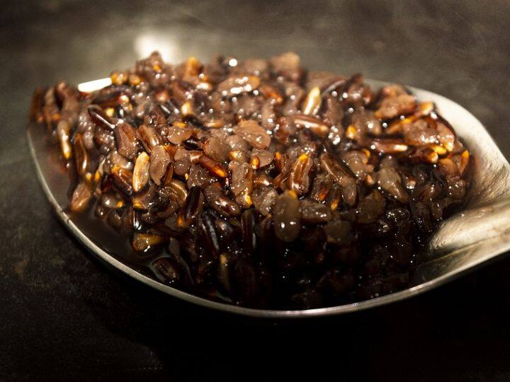 अगर आप डायबिटीज के मरीज हैं और चावल खाना पसंद करते हैं तो ब्लैक राइस को चुन सकते हैं. यह आपके ब्लड शुगर के लेवल को बढ़ने नहीं देगा और आपके दिल की सेहत का भी ख्याल रखेगा.