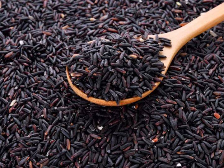 ब्लैक राइस कोलेस्ट्रॉल को भी कंट्रोल में रखने का काम कर सकता है और दिल की बीमारियों से भी बचा सकता है. इसलिए अपनी डाइट में काले चावल को जरूर शामिल करें.