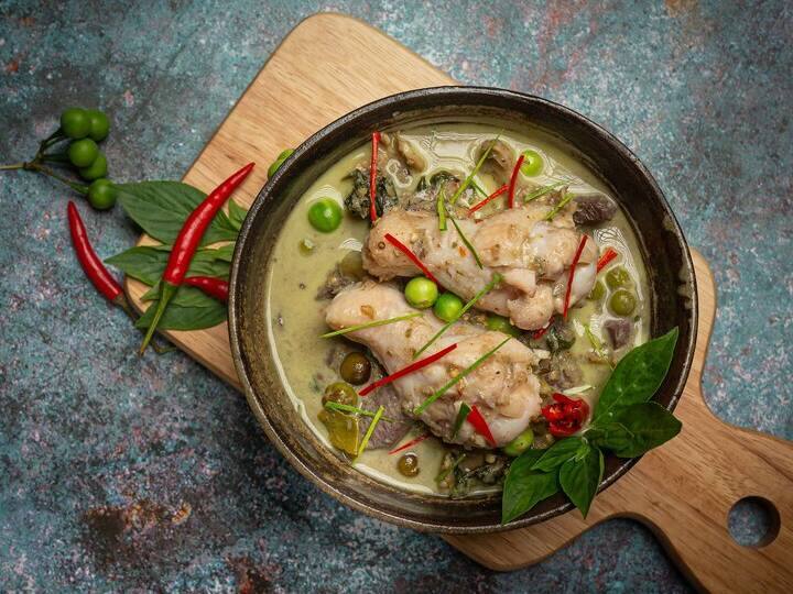 चिकन क्यूब्स डालें और अच्छे से पकाएं और फिर पानी डालें.  फिर पैन में नारियल का दूध, नीबू के पत्ते, तुलसी के पत्ते और लेमनग्रास डालें. फिर इसे 5-10 मिनट तक पकाएं.