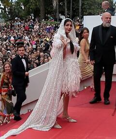 Cannes 2023: बेबी पिंक फ्रॉक पहन सिर पर पल्लू ओढ़े, कान्स के रेड कार्पेट पर पहुं चीं हरियाणा की 'शान' सपना चौधरी