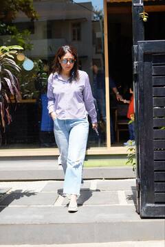 बेटे तैमूर संग लंच पर निकले Kareena Kapoor और Saif Ali Khan, ब्लू डेनिम-शर्ट के साथ एक्ट्रेस लगीं कमाल