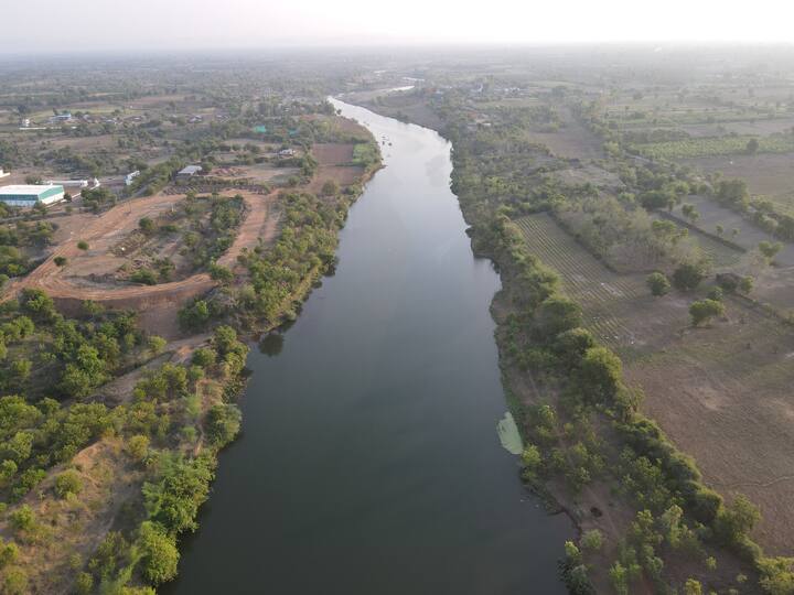 या नवीन पद्धतीने बांधलेल्या विदर्भ बंधाऱ्याचा परिणाम आता दिसायला लागलाय. या बंधाऱ्यामुळे तब्बल तीन ते चार किलोमीटर पर्यंत पाणी थांबलेले आहे.