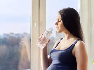 Health Tips : सकाळी दात न घासता पाणी पिणं आरोग्यासाठी फायदेशीर? जाणून घ्या...