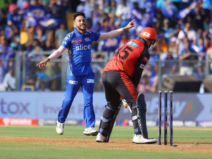 IPL 2023 MI vs SRH Mumbai Indians bowler Akash Madhwal took 4 wickets in match against Sunrisers Hyderabad SRH vs MI: आकाश मधवाल ने हैदराबाद के खेमे में मचाया तहलका, पढ़ें कैसे घातक गेंदबाजी से झटके 4 विकेट