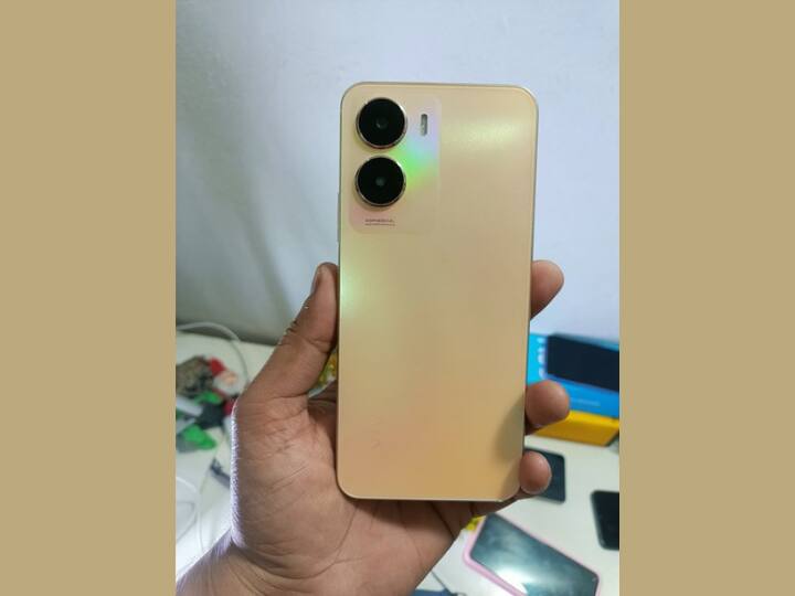 इस लिस्ट में सबसे पहला नंबर Vivo T2 x 5G का है. फोन की कीमत फ्लिपकार्ट पर 12,999 रुपये है. Vivo T2 x 5G में आपको 6.59 इंच की फुल एचडी प्लस डिस्प्ले, 50MP का प्राइमरी कैमरा और 5000 एमएएच की बैटरी मिलती है. फोन Mediatek Dimensity 6020 प्रोसेसर के साथ आता है. इसे आप 4/6 और 8GB रैम ऑप्शन में खरीद सकते हैं.