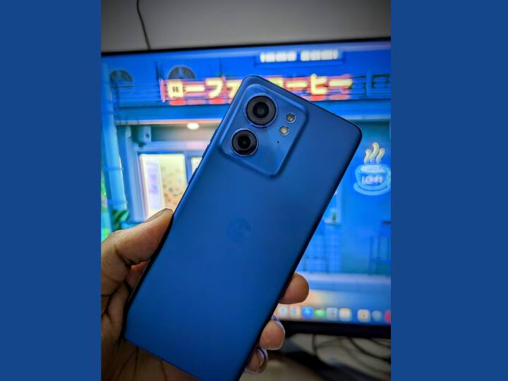 Motorola Edge 40 में 4400mAh की बैटरी 68 वॉट की फास्ट चार्जिंग और 15 वॉट की वायरलेस चार्जिंग के साथ मिलेगी. कंपनी 2 साल तक OS अपडेट और 4 साल तक सिक्योरिटी अपडेट ग्राहकों को प्रदान करेगी. स्मार्टफोन में आपको Dolby Atmos ऑडियो सपोर्ट मिलता है.