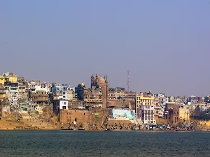 Varanasi Tour Package: इंडियन रेलवे के इस टूर की सबसे खास बात ये है कि यह बेहद किफायती है. आप केवल 5000 रुपये में पूरे बनारस की सैर कर सकते हैं.