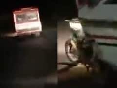 బైక్ ను ఢీకొన్న బస్సు, బైకర్ మృతి - 12 కిలోమీటర్లు బండిని లాక్కెళ్లిన డ్రైవర్ 