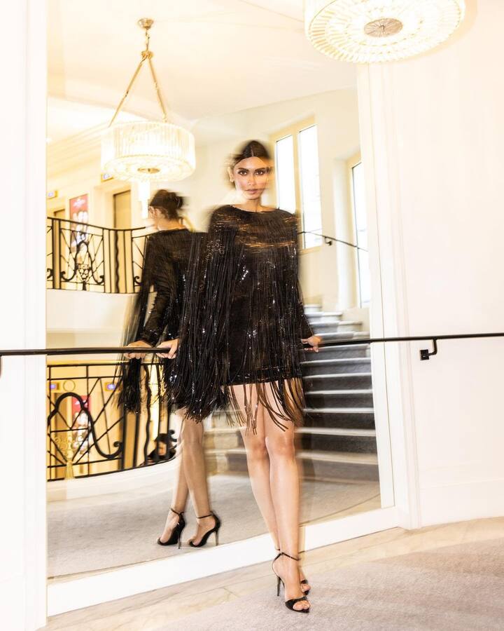 ब्लैक कलर के इस टसल्ड ड्रेस में डायना पेंटी बेहद खूबसूरत और ग्लैमरस दिखाई दे रही थीं.