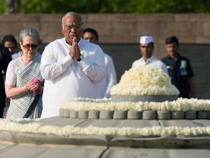 Congress National President Mallikarjun Kharge also paid tribute to the former prime minister alongside Sonia Gandhi at the memorial. (Image Source: PTI)