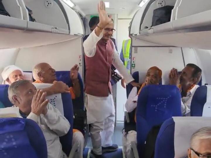 MP News: विमान से तीर्थ दर्शन कराने वाला MP बना पहला राज्य, सीएम शिवराज से प्लेन को दिखाई हरी झंडी MP Becomes first state to send pilgrims by aeroplane under Mukhyamantri Tirth Darshan Yojana ANN MP News: विमान से तीर्थ दर्शन कराने वाला MP बना पहला राज्य, सीएम शिवराज से प्लेन को दिखाई हरी झंडी