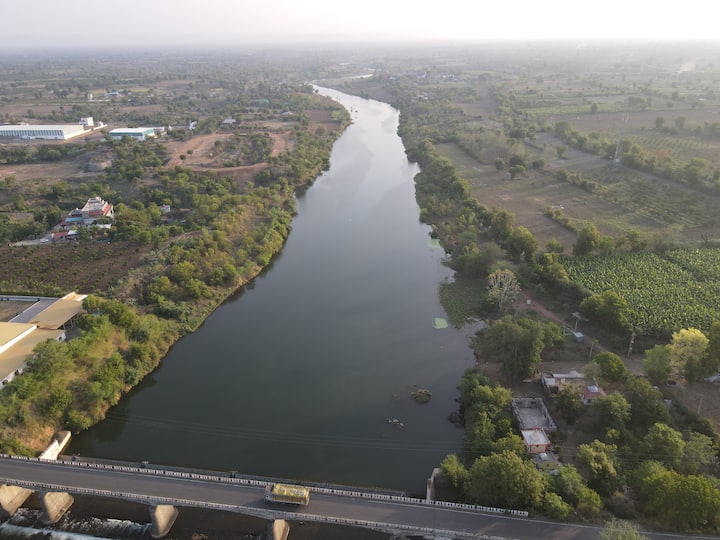 विदर्भात जमीन ही कच्ची असल्याने फाउंडेशन करतांना खूप खोल करावे लागते. परंतु विदर्भ बंधारामध्ये जमिनी वरचे बांधकाम हे सरळ भींत घेऊन करतात त्यामुळे पिलर आणि स्लॅबचा खर्च कमी होतो.