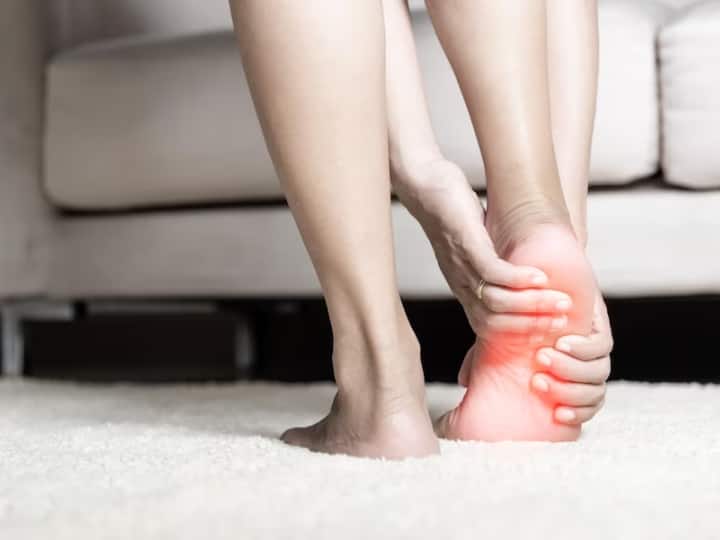 पैरों में चोट लगने या मोच आने की वजह से दर्द होना तो आम बात है. लेकिन अगर बिना किसी कारण आपके पैर में तेज दर्द हो रहा है तो इसे नजरअंदाज करना भारी पड़ सकता है.