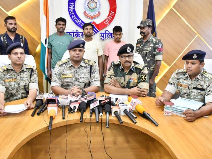 Chhattisgarh three hardcore naxalites arrested by bsf force kanker police with 8 kg IED ann Chhattisgarh: 8 लाख के ईनामी हार्डकोर तीन नक्सली गिरफ्तार, 8 किलो का IED बम समेत ये सामान बरामद