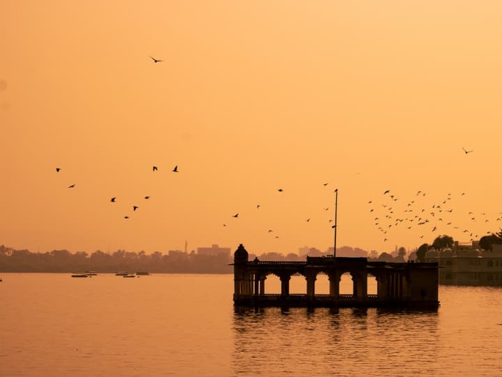 City Of Lakes: भारत के कौन-से शहर को झीलों की नगरी कहा जाता है? क्या आप इस सवाल का जवाब जानते हैं...? अगर नहीं, तो जवाब सुनकर शायद आपको हैरानी हो सकती है. क्यों...? वह आपको आगे पता चलेगा.