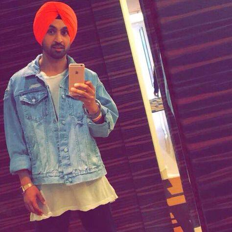 ਇੰਨੀਂ ਦਿਨੀਂ ਸੋਸ਼ਲ ਮੀਡੀਆ 'ਤੇ ਦਿਲਜੀਤ ਦੋਸਾਂਝ ਦਾ ਇੱਕ ਵੀਡੀਓ ਛਾਇਆ ਹੋਇਆ ਹੈ, ਜਿਸ ਵਿੱਚ ਉਹ ਜਸਟਿਨ ਬੀਬਰ ਬਾਰੇ ਬੋਲਦੇ ਨਜ਼ਰ ਆ ਰਹੇ ਹਨ। ਦਿਲਜੀਤ ਦੋਸਾਂਝ ਨੇ ਅਮਰੀਕਨ ਪੌਪ ਸਿੰਗਰ ਬੀਬਰ ਨੂੰ ਪਹਿਲੀ ਵਾਰ ਮਿਲਣ ਦਾ ਐਕਸਪੀਰੀਐਂਸ ਸਾਂਝਾ ਕੀਤਾ ਸੀ।