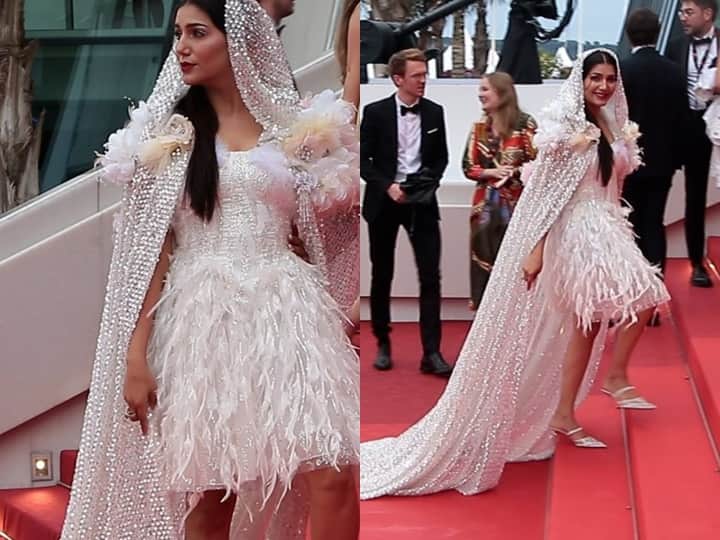 Sapna Choudhary Reached Cannes 2023: हरियाणा की 'शान' सपना चौधरी भी कान्स फिल्म फेस्टिवल 2023 के रेड कार्पेट पर अपना ग्लैमर छलकाती दिखीं. सपना की रेड कार्पेट पर वॉक करते हुए तस्वीरें सामने आई हैं..