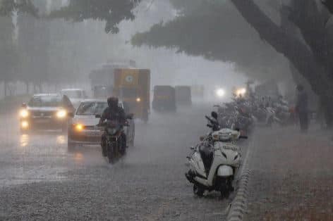 Biporjoy: Cyclone has become heavy in surat city, light has been dull in my area Biporjoy: સુરતમાં વાતાવરણ પલટાયુ, ઠેર-ઠેર વરસાદી ઝાંપટા, અનેક વિસ્તારોમાં વીજળી ડૂલ