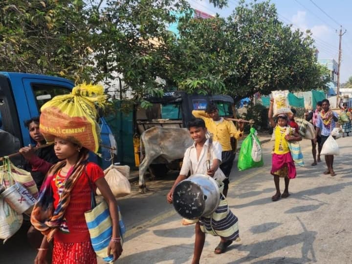 Bastar tribal villagers migrate in search of employment villages becoming empty Chhattisgarh ANN Chhattisgarh: रोजगार की तलाश  में पलायन आदिवासी ग्रामीणों की मजबूरी, बस्तर में गांव के गांव हो रहे खाली