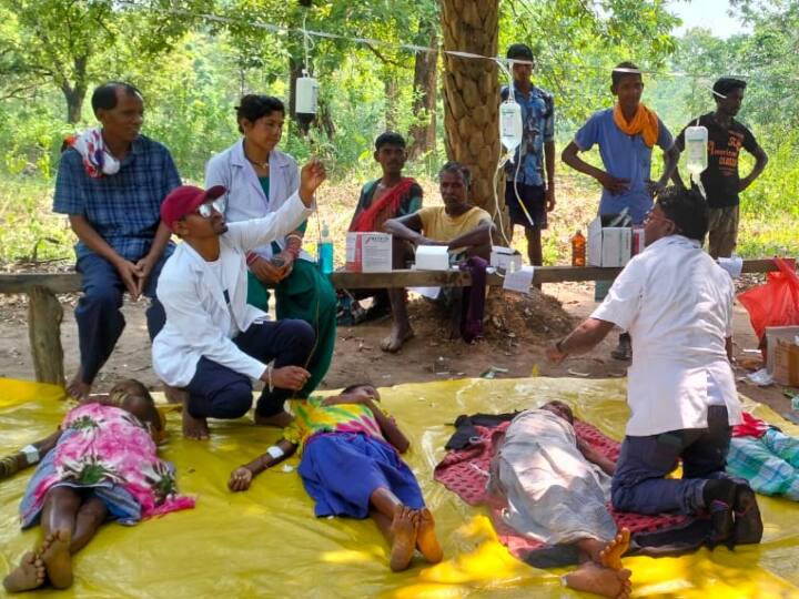 यहां लगातार ग्रामीणों की तबीयत बिगड़ने की जानकारी के मिलने बाद पहली बार स्वास्थ विभाग की पूरी टीम इंद्रावती नदी को छोटी सी नाव से पारकर, करीब 20 से 25 किलोमीटर पैदल चलकर इस गांव तक पहुंची और पेड़ के नीचे स्वास्थ शिविर लगाया. यहां के सैकड़ों ग्रामीणों का इलाज किया. स्वास्थ्य विभाग की टीम ने कई चिकित्सीय उपकरणओं के अभाव के बावजूद, पेड़ की टहनियों में ग्लूकोज बोतल बांधकर ग्रामीणों का इलाज किया. ग्रामीणों में 30 लोगों की हालत काफी गंभीर थी, जिन्हें कावड़ के माध्यम से भैरमगढ़ अस्पताल तक लाया गया, जहां उनका इलाज जारी है.