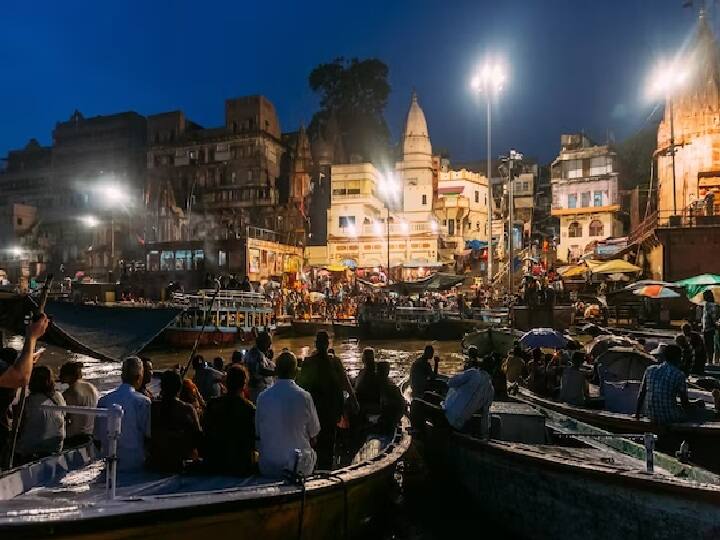 इस टूर में आपको काशी विश्वनाथ मंदिर, काल भैरव मंदिर, अन्नपूर्णा घाट,भारत माता मंदिर के दर्शन करने का मौका मिल रहा है. यह पैकेज 4 दिन और 3 रात का है.