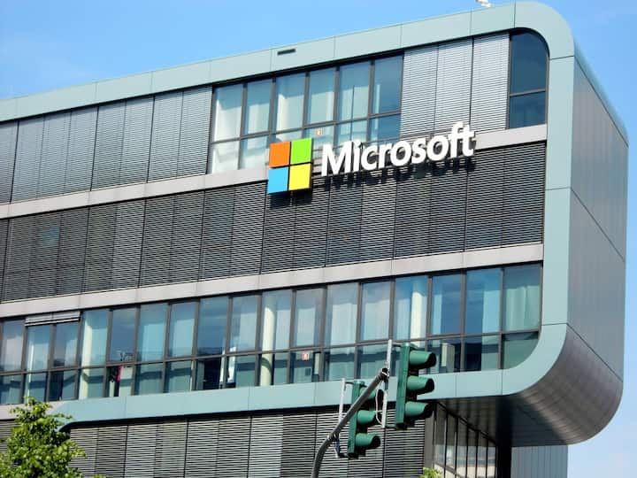 Microsoft CMO Christopher Capossela tells employees how to increase their pay as company announces no salary hikes this year Microsoft CMO:  జీతం పెరగలేదా? ఈ చిట్కా పాటిస్తే హైక్ వచ్చేస్తుంది - మైక్రోసాఫ్ట్ సీఎమ్‌వో సలహా