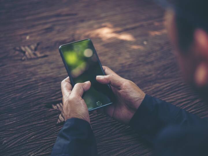 किसी भी अनजान लिंक या मैसेज पर क्लिक न करें और अपनों के अलावा अनजान लोगों को वॉट्सऐप पर एड न करें.