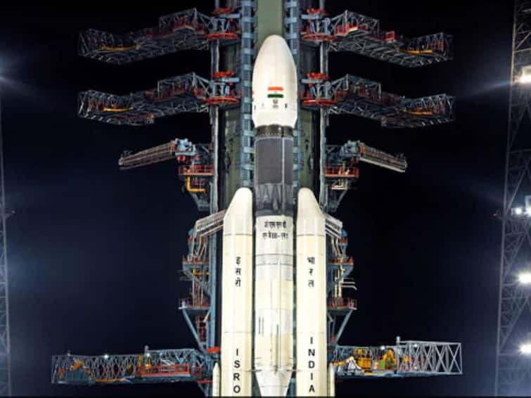 ISRO Chandrayaan 3 mission preparations in final stage know about when will the be launched Chandrayaan-3 Launch Date: 'इस्रो'च्या महत्त्वाकांक्षी चांद्रयान-3 मोहिमेची तयारी अंतिम टप्प्यात; यान प्रक्षेपित कधी केलं जाणार? याचीही माहिती समोर