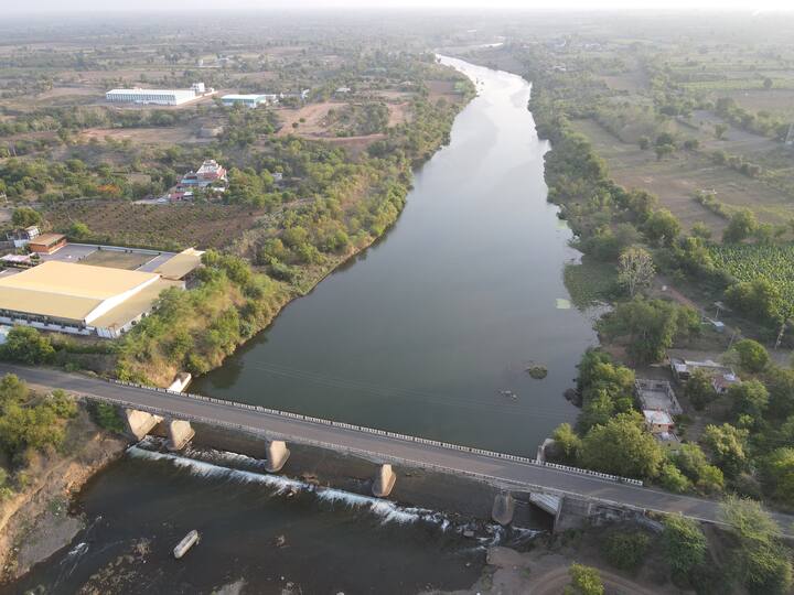 कोल्हापूरी बंधाऱ्यात गेटची संख्या खूप असते पण या नवीन विदर्भ बंधाऱ्यामध्ये गाळ साचणार नाही एवढेच गेट बनविले  जाते..