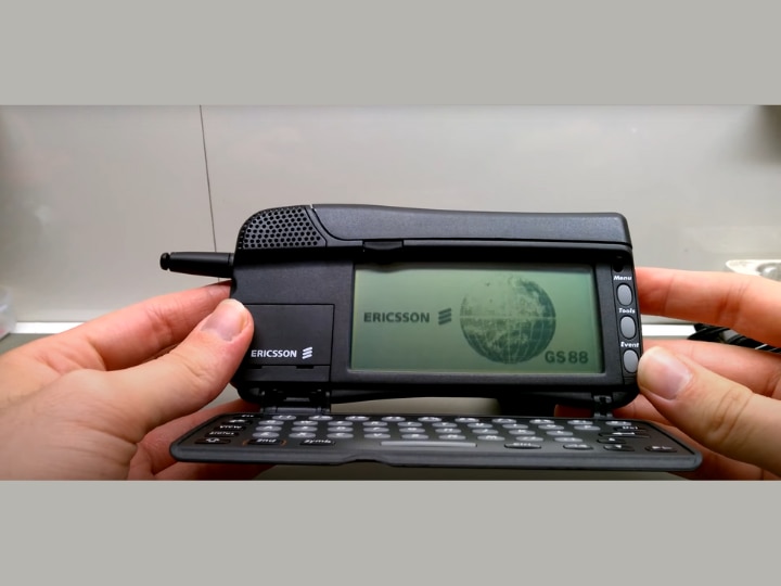 क्या आप जानते हैं पहला स्मार्टफोन कब लॉन्च हुआ था? ये आज के फोन जैसा बिल्कुल नहीं था