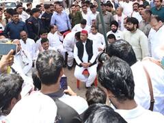 अखिलेश यादव के साथ नजर आए चाचा शिवपाल और रामगोपाल, तस्वीरों में धर्मेंद्र और आदित्य समेत परिवार के ये लोग भी दिखे