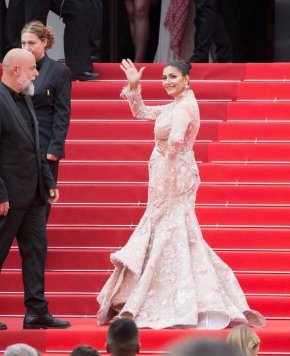 Cannes 2023: बेबी पिंक फ्रॉक पहन सिर पर पल्लू ओढ़े, कान्स के रेड कार्पेट पर पहुं चीं हरियाणा की 'शान' सपना चौधरी