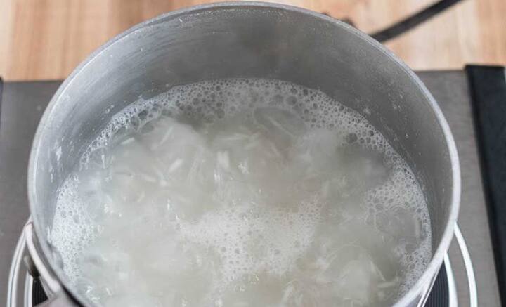 ভাতের ফ্যান শরীরে এনার্জি জোগায়। এ ছাড়াও কোষ্ঠকাঠিন্য, জলশূন্যতা দূর করতেও কাজে লাগে। ভাইরাল সংক্রমণ, ডায়রিয়া হলেও ভাতের ফ্যান গলায় ঢালা যায়।