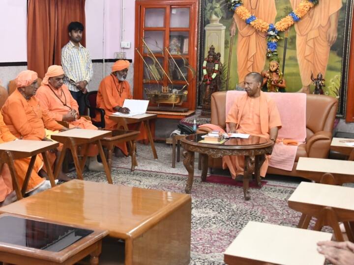 CM Yogi Adityanath Meeting of Yogi Mahasabha Mahants of all sects present In Gorakhpur Temple UP News: सीएम योगी की अध्यक्षता में हुई 'योगी महासभा' की बैठक, सभी पंथों के महंत रहे मौजूद