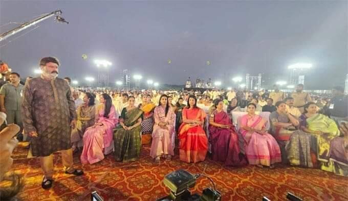 కైతలాపూర్ గ్రౌండ్స్‌లో జరిగిన ఎన్టీఆర్ శత జయంతి వేడుకకు సినీ, రాజకీయ ప్రముఖులు హాజరయ్యారు.