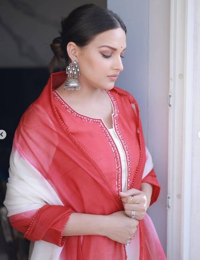 ਹਿਮਾਸ਼ੀ ਖੁਰਾਣਾ ਅਤੇ ਆਸਿਮ ਰਿਆਜ਼ ਦੋਵੇਂ ਬਿੱਗ ਬੌਸ 13 ਤੋਂ ਹੀ ਨਾਲ ਹਨ। ਉਦੋਂ ਤੋਂ ਲੈ ਕੇ ਹੁਣ ਤੱਕ ਦੋਵਾਂ ਨੂੰ ਕਈ ਗੀਤਾਂ ਵਿੱਚ ਕੰਮ ਕਰਦੇ ਹੋਏ ਦੇਖਿਆ ਜਾ ਚੁੱਕਿਆ ਹੈ।