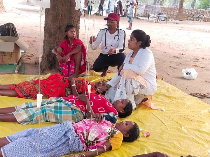 Bijapur: नक्सलवाद का दंश झेल रहे बीजापूर के सुदूर इलाकों में गंभीर बीमारियों से ग्रस्त लोगों का इलाज के लिए स्वास्थ्य विभाग की टीम ने मेडिकल कैंप लगाया. जिसमें 300 लोगों का इलाज किया गया.