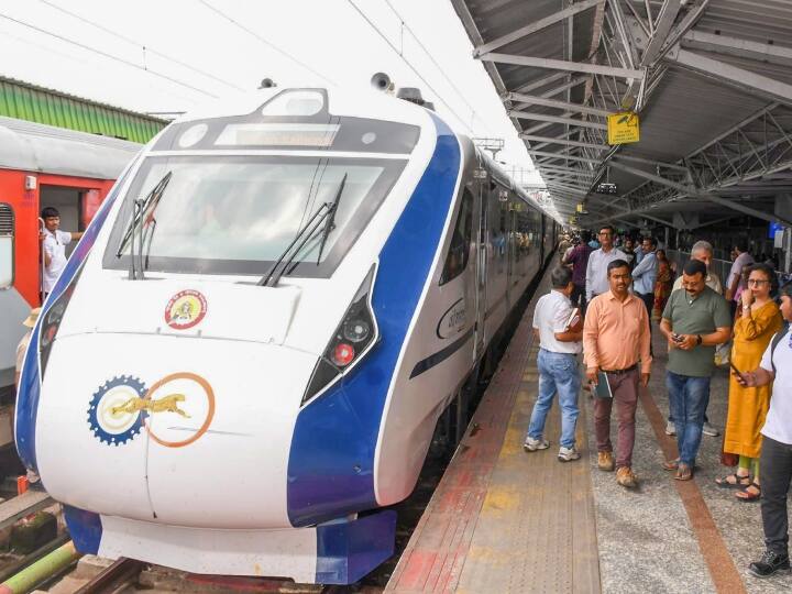 Vande Bharat Express trial run on Guwahati-New Jalpaiguri route PM Modi will inaugurate it Vande Bharat Express: नॉर्थ ईस्ट को मिलने वाली है पहली वंदे भारत एक्सप्रेस, गुवाहाटी-न्यू जलपाईगुड़ी रूट पर हुआ ट्रायल रन