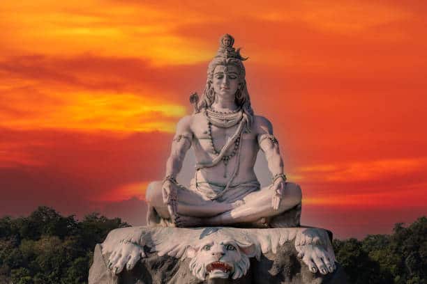এমনটা বিশ্বাস করা হয় যে ভোলেনাথকে খুশি করতে শিবলিঙ্গে জল নিবেদন করা উচিত। শিবকে জল নিবেদনের গুরুত্ব সমুদ্র মন্থনের সাথে সম্পর্কিত। কথিত আছে, সমুদ্র মন্থনের সময় বিষ পান করার পর শিবের গলা নীল হয়ে গিয়েছিল। তাঁকে শান্ত করার জন্য সমস্ত দেবদেবী তাঁকে জল নিবেদন করলেন। তাই শিবের পূজায় জল দেওয়া হয়।