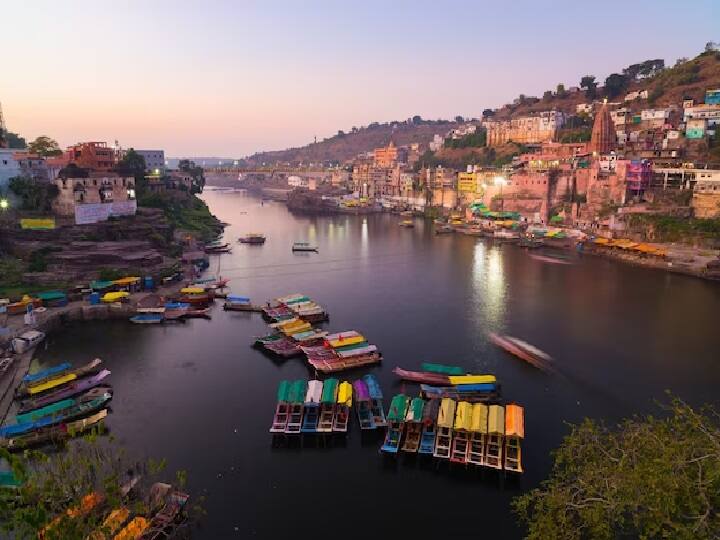 इस टूर में सिंगल स्लीपर में यात्रा करने पर 11,575 रुपये खर्च करना होगा. दो लोगों को 7,420 रुपये और तीन लोगों को 6,155 रुपये खर्च करने होंगे. वहीं एसी में सिंगल व्यक्ति को 14,825 रुपये, दो लोगों को 10,665 रुपये और तीन लोगों को 9,405 रुपये प्रति व्यक्ति खर्च करना होगा.