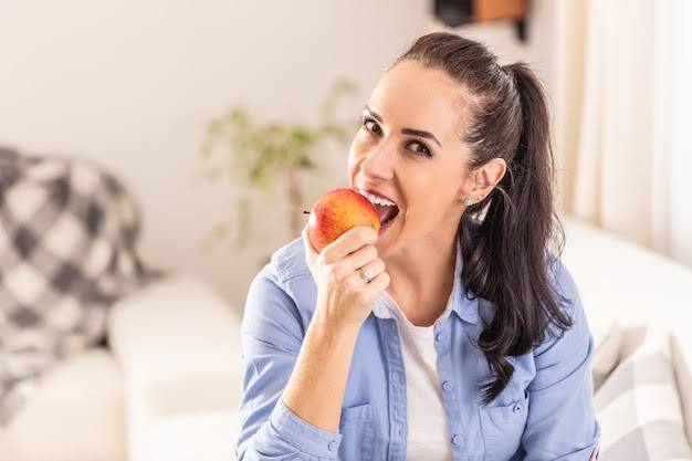 Side Effects of consume exess Apple can cause pollen allergy इन लोगों को नहीं खाना चाहिए सेब...हो सकती है ​पोलन एलर्जी, जानिए इसके लक्षण