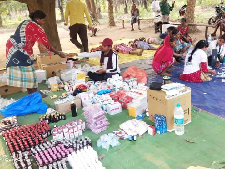 नक्सलवाद का दंश झेल रहे बस्तर में देश की आजादी के 75 साल बाद भी यहां के ग्रामीण मूलभूत सुविधाओं के साथ स्वास्थ सुविधाओं की कमी से भी जूझ रहे हैं. हालात ये हैं कि बस्तर संभाग के ऐसे कई गांव हैं जहां आज तक ना स्वास्थ्य केंद्र खुले है और ना ही इन गांवो तक एंबुलेंस की सुविधा पहुंची है, और ना ही कभी स्वास्थ्य विभाग की टीम शिविर लगाई है. बीजापुर जिले के भैरमगढ़ ब्लॉक के इंद्रावती नदी के उस पार ऐसे दर्जनों गांव है, जहां आज तक कभी स्वास्थ का घोर अभाव है.