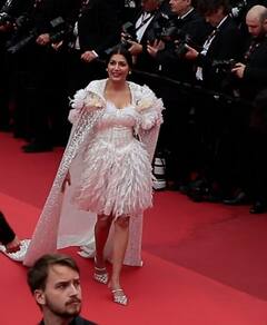 Cannes 2023: बेबी पिंक फ्रॉक पहन सिर पर पल्लू ओढ़े, कान्स के रेड कार्पेट पर पहुं चीं हरियाणा की 'शान' सपना चौधरी