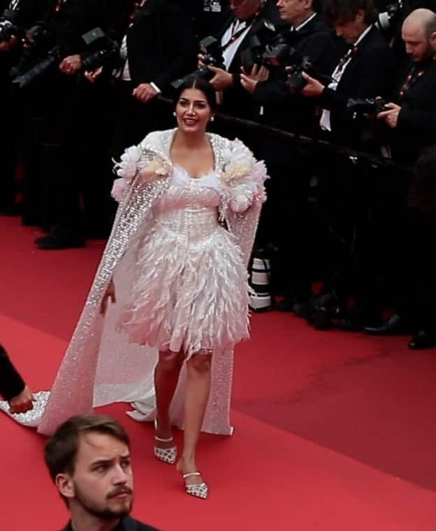 सपना चौधरी ने हाल ही में कान्स 2023 में डेब्यू किया. हरियाणा की पॉपुलर डांसर इस दौरान रेड कार्पेट पर बड़े ही कॉन्फिडेंस के साथ वॉक करती दिखीं.