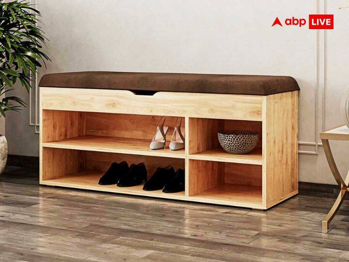 जूते-चप्पल रखने वाले रैक या कूड़े-कबाड़ का सामान इस दिशा में भूलकर न रखें. इससे घर की सुख-समृद्धि चली जाती है.